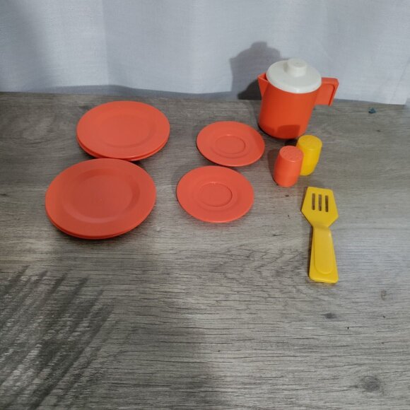 Vintage Fisher Price Fun With Food Dinnerware Plates Spatula Salt Pepper Pitcher - Picture 1 of 7